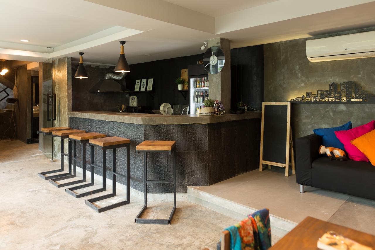 Revolution Hostel Asoke Bangkok Exterior photo